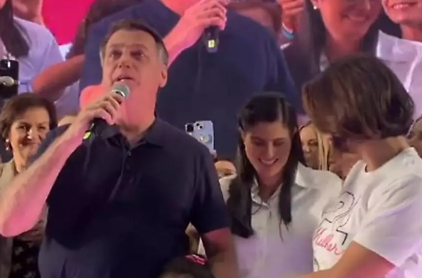 Bolsonaro volta a atacar processo eleitoral e o STF em evento no Rio